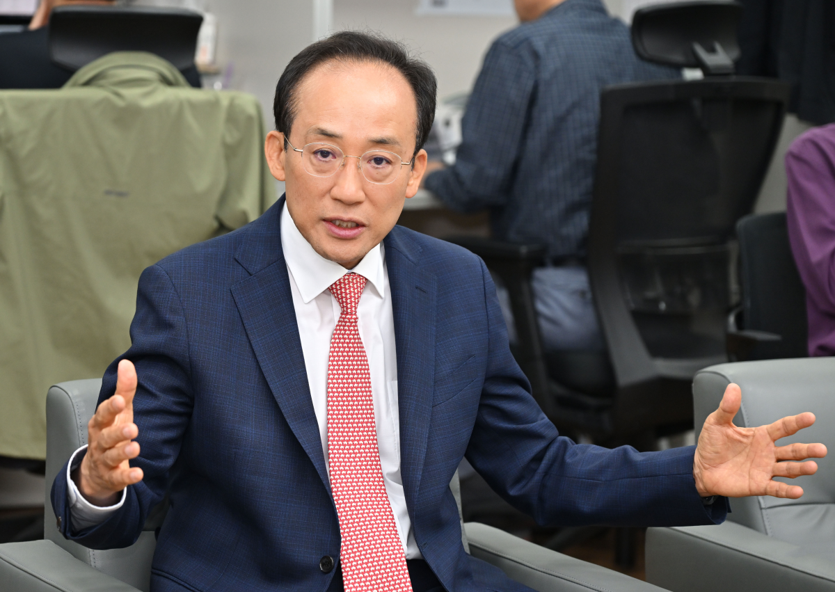 추경호 대구시장이 7일 취임 100일을 맞아 시청 기자실을 찾아 취재진의 질문에 답하고 있다. 대구시 제공