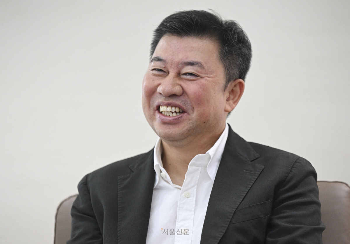 유용문 아이스버그골프 대표이사가 지난 1일 서울 강동구 한국여자프로골프(KLPGA) 사무실에서 서울신문과 인터뷰하고 있다.  이지훈 기자