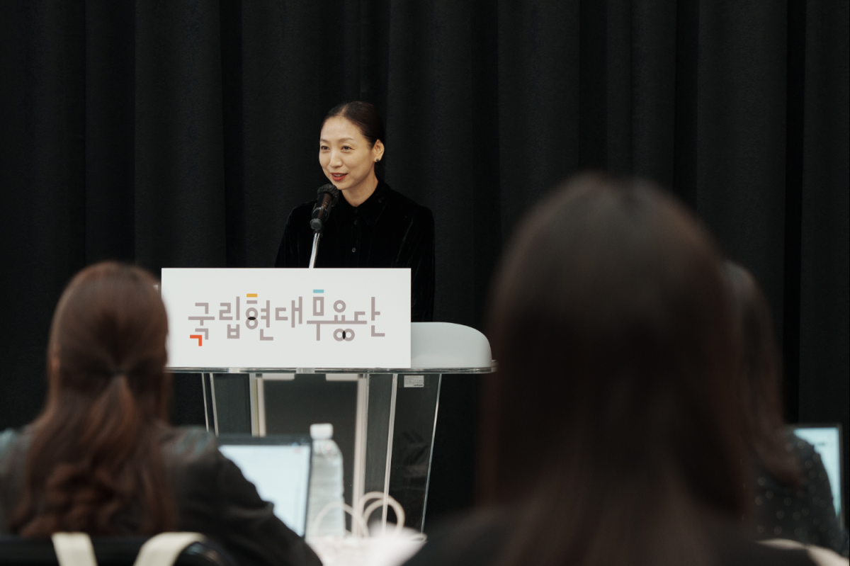 차진엽 국립현대무용단 단장 겸 예술감독이 7일 서울 예술의전당 연습동에서 열린 첫 기자간담회에서 취재진 질문에 대답하고 있다. 국립현대무용단 제공