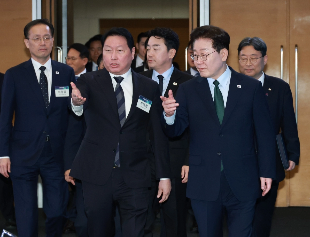 이재명 대통령이 7일 서울의 한 회의장에서 열린 ‘한국형 녹색대전환(K-GX) 전략 국민보고회’에 참석해 최태원(앞줄 왼쪽) 대한상공회의소 회장의 안내를 받으며 이동하고 있다. 둘째줄 왼쪽부터 이형일 부총리 겸 재정경제부 장관, 강훈식 대통령 비서실장, 하준경 청와대 정책실장. 연합뉴스