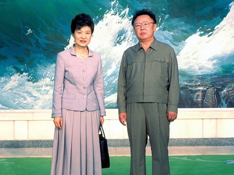 2002년 5월 북한을 방문한 박근혜 전 대통령이 고 김정일 국방위원장과 기념사진을 찍은 모습. 연합뉴스 자료사진