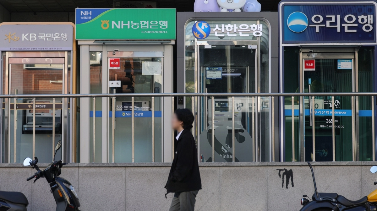 최근 은행권 개인정보 유출 사고와 관련해 피해자들의 집단소송 움직임이 나타나고 있는 가운데 7일 서울 시내에 주요 은행들의 현금인출기(ATM)가 설치돼 있디.  7일 금융권과 법조계에 따르면, 서초동의 한 로펌은 이날 오후 신한은행 개인정보 유출 피해자를 대상으로 손해배상 집단소송 원고 모집에 나섰다. 신한은행뿐 아니라 KB국민은행과 하나은행, BNK부산은행과 예가람·웰컴저축은행, 현대캐피탈 등에서도 침해 사고가 잇따라 발생한 사실이 알려지며 관련 피해자들의 집단소송 움직임이 더 커질 가능성도 있다. 2026.10.7 연합뉴스
