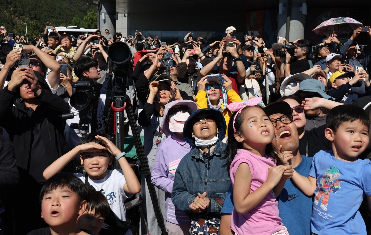 한국형 발사체 누리호가 7일 전남광주 고흥 나로우주센터에서 하늘로 솟아오르자 인근 고흥우주발사전망대에 모인 관람객들이 이를 지켜보고 있다. 고흥 연합뉴스