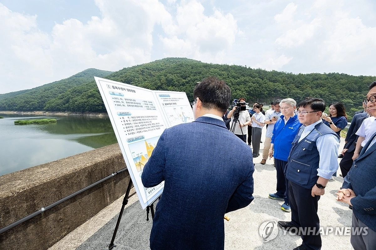 김성환 기후에너지환경부 장관이 전남 화순군 동복댐을 찾아 용수 공급을 위한 동복댐 활용 방안을 논의하고 있다. 연합뉴스 2026.6.30