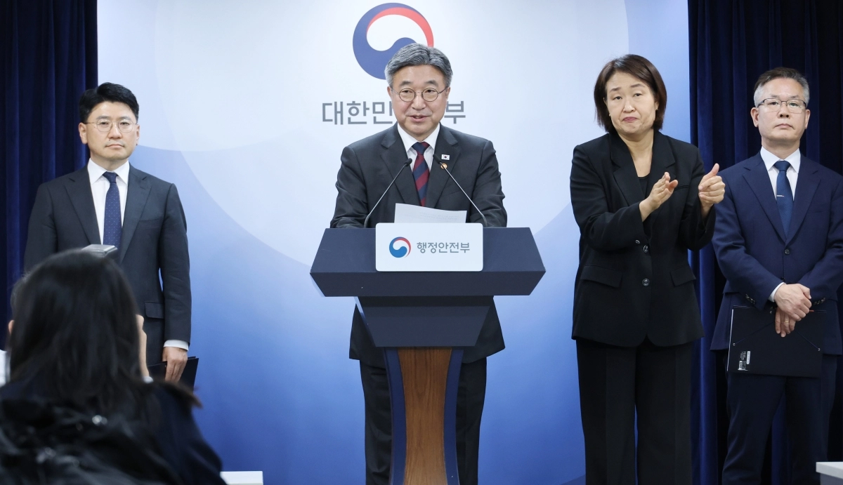 윤호중 행정안전부 장관이 7일 서울 종로구 정부서울청사에서 부산 금정구와 경기 동두천시, 경남 통영시 등 3곳을  인구감소지역으로 새로 편입한다는 내용의 인구감소지역 재지정 관련 브리핑을 하고 있다. 2026.10.7 연합뉴스