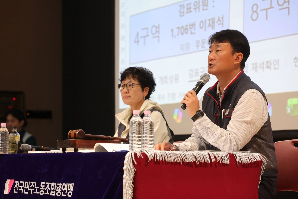 7일 오후 경기도 고양시 킨텍스에서 열린 전국민주노동조합총연맹 제85차 임시대의원대회에서 민주노총 양경수 위원장(오른쪽)이 발언하고 있다. 왼쪽은 민주노총 엄미경 사무총장 직무대행. 연합뉴스
