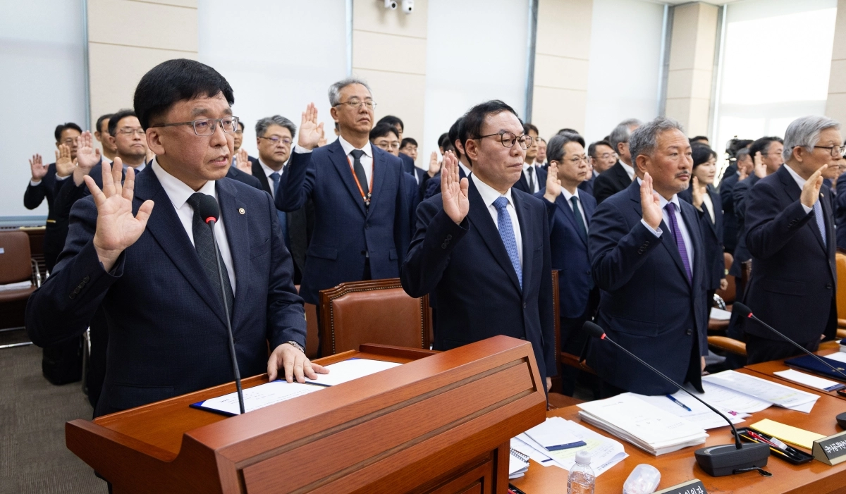 강동완 중앙선거관리위원회 사무총장 직무대행을 비롯한 기관 증인들이 7일 국회에서 열린 행정안전위원회의 중앙선거관리위원회 등에 대한 국정감사에 출석해 증인선서를 하고 있다. 뉴스1