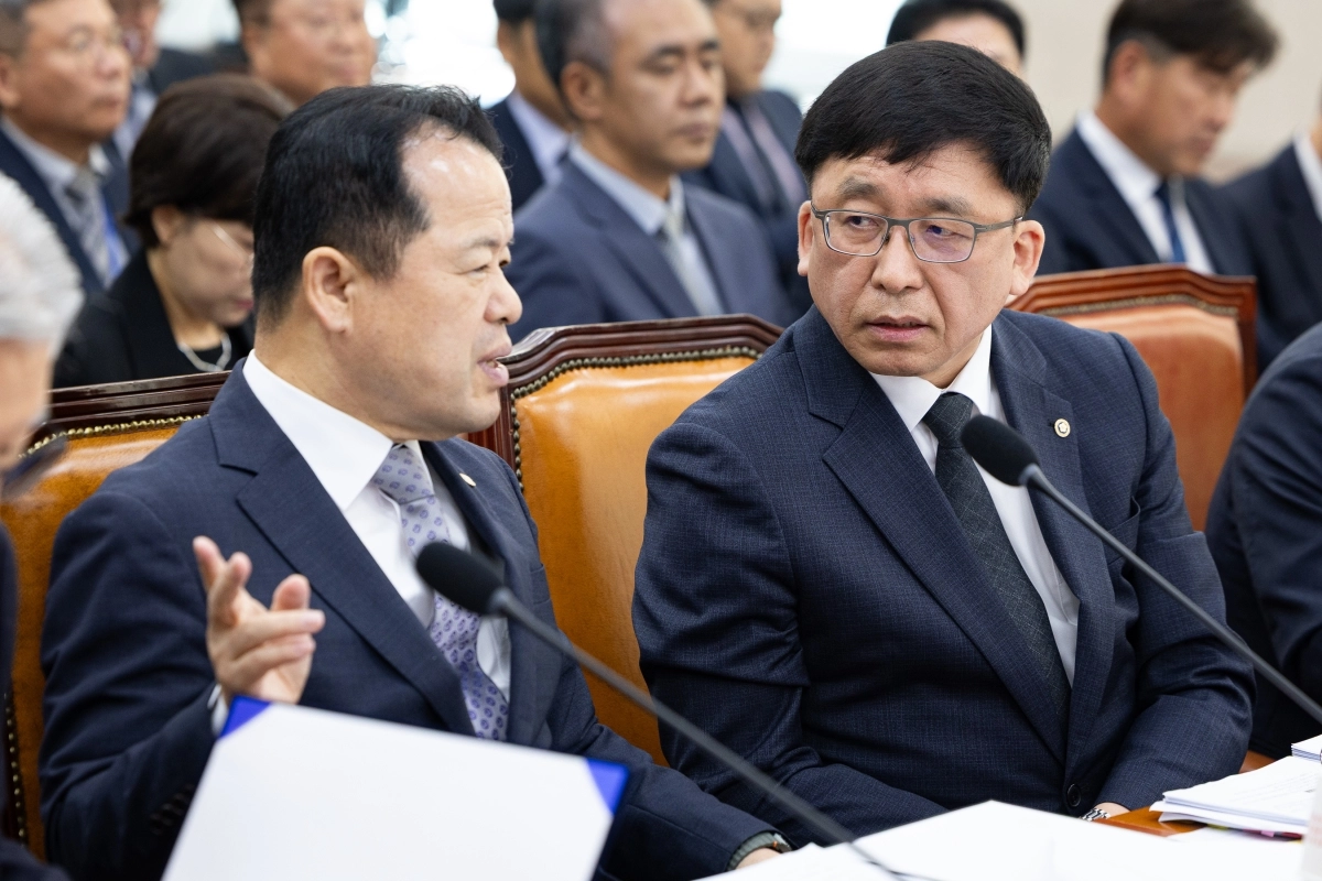 위철환(왼쪽) 중앙선거관리위원장 직무대행과 강동완 사무총장 직무대행이 7일 국회에서 열린 행정안전위원회의 중앙선거관리위원회 등에 대한 국정감사에 출석해 대화하고 있다. 뉴스1