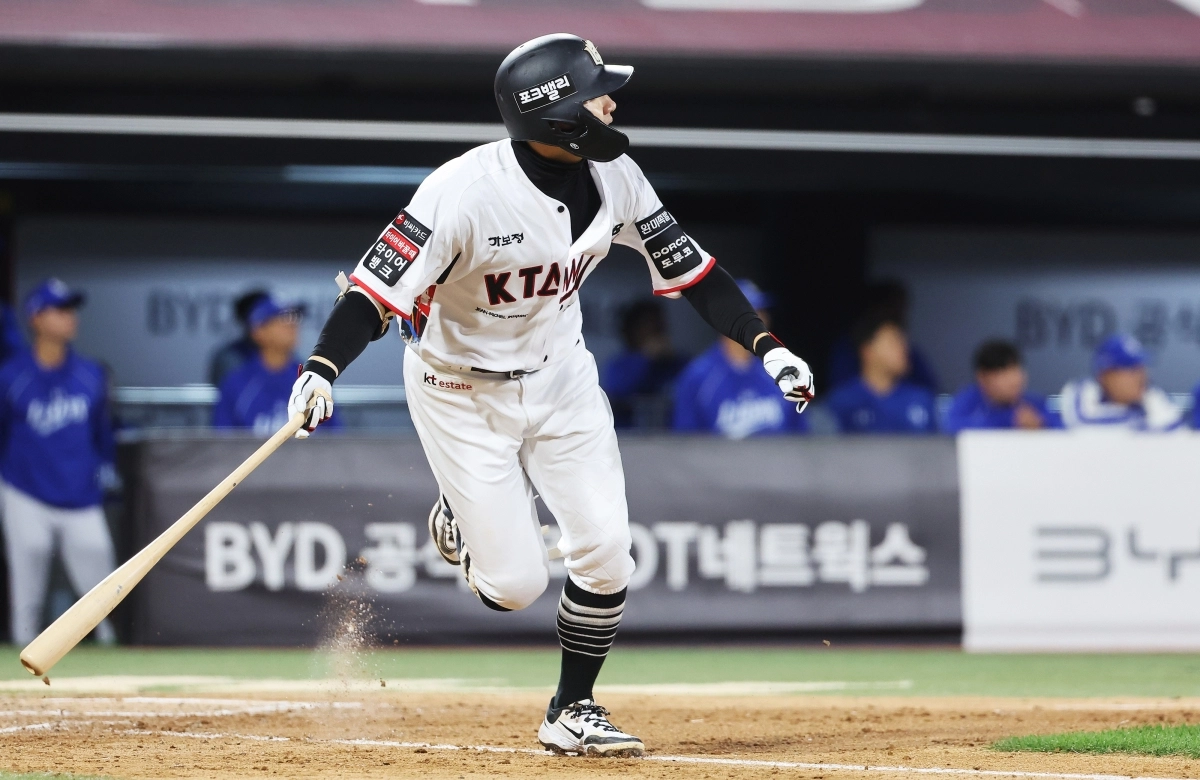 7일 경기도 수원케이티위즈파크에서 열린 2026 KBO리그 프로야구 삼성 라이온즈와 kt wiz의 경기. 7회말 무사 1루에서 kt 최원준이 203호 안타를 기록하며 단일시즌 최다안타 신기록을 세우고 있다.      수원 연합뉴스