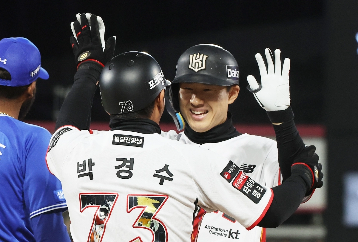7일 경기도 수원케이티위즈파크에서 열린 2026 KBO리그 프로야구 삼성 라이온즈와 kt wiz의 경기. 7회말 무사 1루에서 kt 최원준이 203호 안타를 기록하며 단일시즌 최다안타 신기록을 세우고 기뻐하고 있다.     수원 연합뉴스