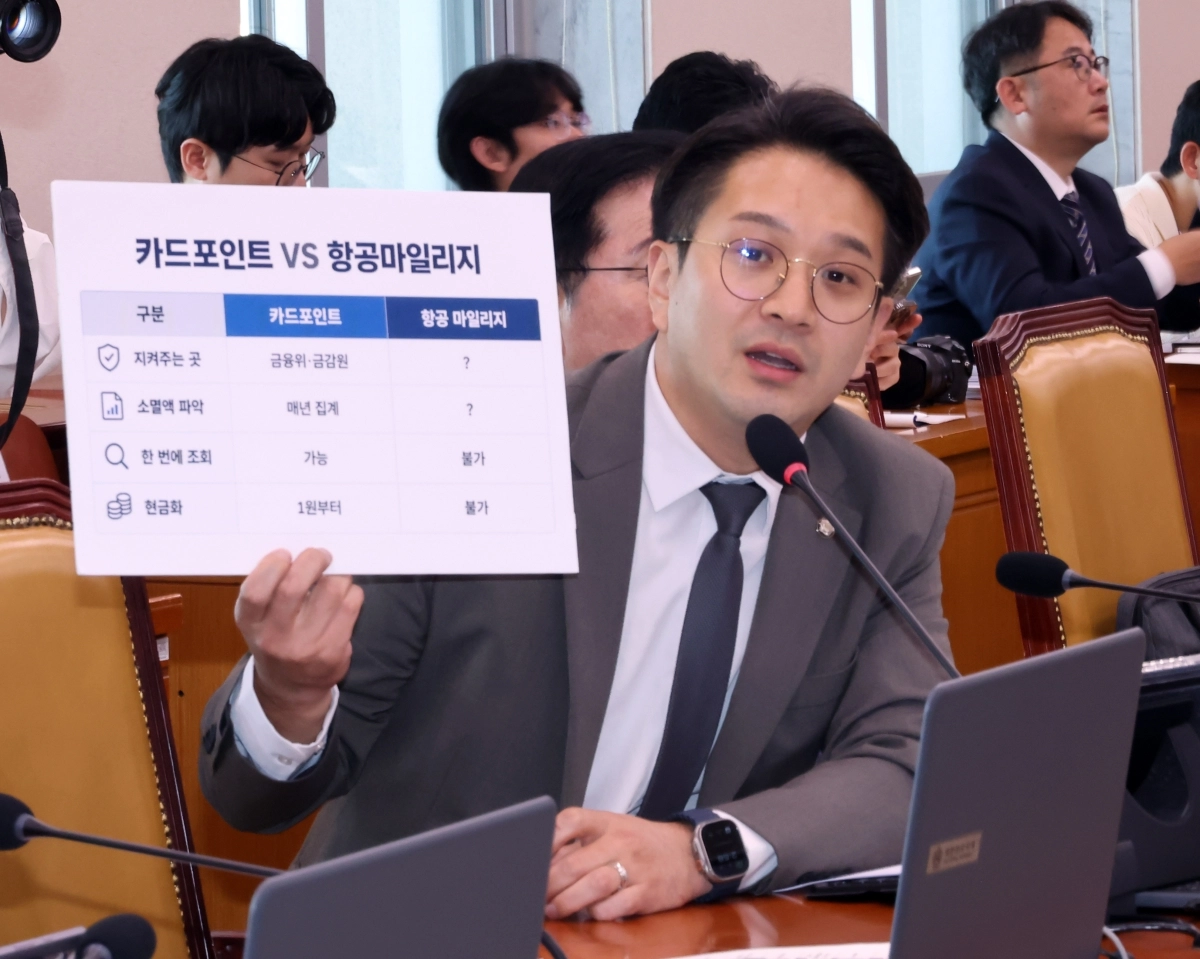 7일 국회 국토교통위원회에서 열린 국토교통부 등에 대한 국정감사에서 더불어민주당 전용기 위원이 항공 마일리지와 관련한 질의를 하고 있다. 2026.10.7 연합뉴스