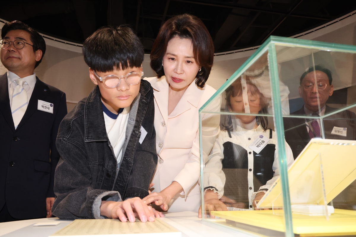 김혜경 여사가 7일 인천 연수구 송도동 국립세계문자박물관에서 열린 ‘훈맹정음 100주년 특별전’에 참석해 한 학생과 함께 점자 체험을 하고 있다. 맨 왼쪽은 박찬대 인천시장. 뉴스1