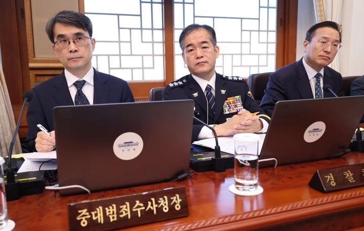 이정현 공소청장(검찰총장) 직무대행(오른쪽부터)과 김종철 경찰청장 직무대행, 전종민 중대범죄수사청장 직무대행이 6일 청와대에서 열린 국무회의에서 이재명 대통령의 발언을 듣고 있다.  연합뉴스