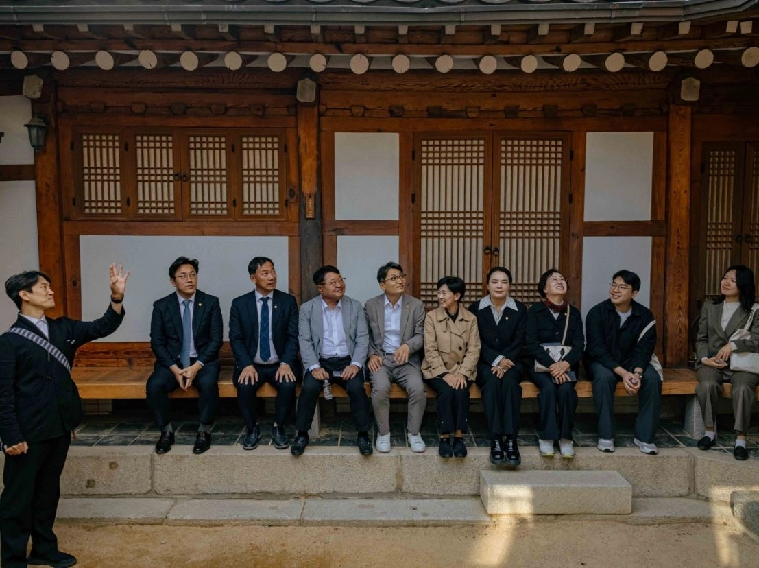 지난 6일 ‘2026 제4회 서울한옥위크’의 무대인 북촌 일대 공공한옥 7곳을 찾은 서울시의회 주택공간위원회(박승진 위원장). 서울시의회 제공