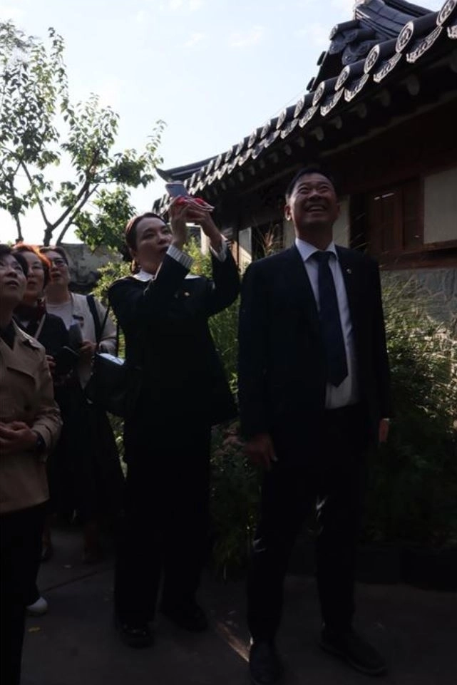 지난 6일 ‘2026 제4회 서울한옥위크’의 무대인 북촌 일대 공공한옥 7곳을 찾아 행사 진행 상황과 시설 활용 실태를 면밀히 점검한 서울시의회 주택공간위원회(박승진 위원장). 서울시의회 제공