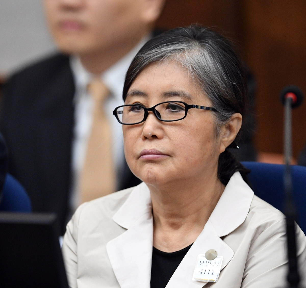 박근혜 전 대통령 국정농단 사건 핵심 인물인 최서원(개명 전 최순실)씨가 서울 서초구 서울중앙지법 417호 대법정에서 재판 시작을 기다리고 있는 모습. 2017.5.23 사진공동취재단