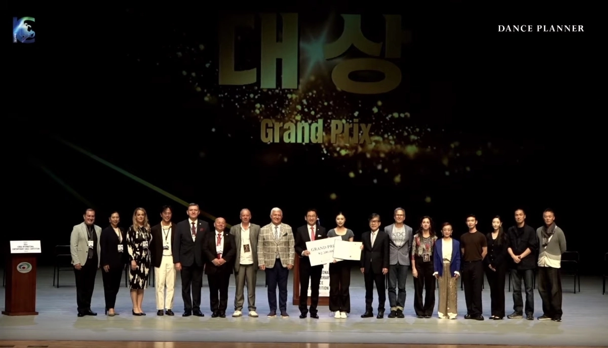 한양대 무용학과 안원비 학생이 ‘2026 코리아국제현대무용콩쿠르’ 전체 대상(그랑프리) 수상 후 대회 관계자들과 기념촬영을 하고 있다. 댄스플래너 제공