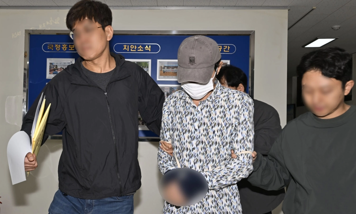 전남광주 나주의 한 주택에서 지인인 60대 부부를 살해한 혐의를 받는 50대 A(가운데)씨가 8일 오전 조사를 위해 광주 동부경찰서에서 나와 나주경찰서로 호송되고 있다. 2026.10.8 뉴시스