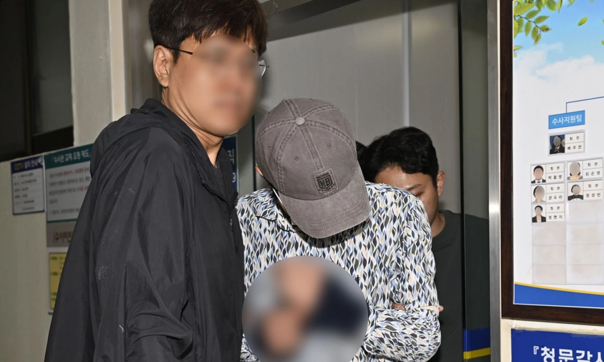 전남광주 나주의 한 주택에서 지인인 60대 부부를 살해한 혐의를 받는 50대 A(가운데)씨가 8일 오전 조사를 위해 광주 동부경찰서에서 나와 나주경찰서로 호송되고 있다. 2026.10.8 뉴시스