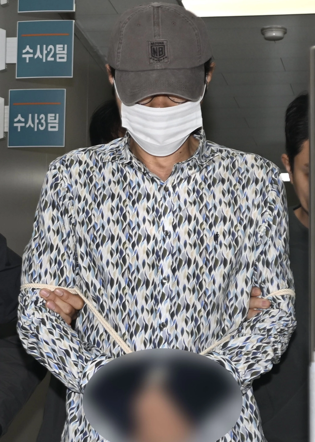 전남광주 나주의 한 주택에서 지인인 60대 부부를 살해한 혐의를 받는 50대 A(가운데)씨가 8일 오전 조사를 위해 광주 동부경찰서에서 나와 나주경찰서로 호송되고 있다. 2026.10.8 뉴시스