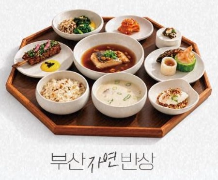 부산의 식재료와 음식문화를 하나의 상차림에 담은 ‘부산반상’ . 부산시 제공