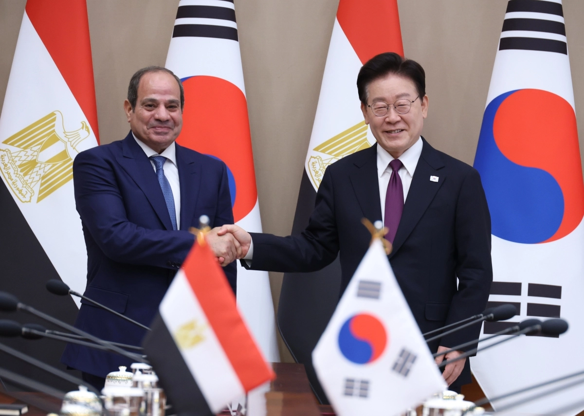 이재명 대통령과 압델 파타 알시시 이집트 대통령이 8일 청와대에서 확대 정상회담에 앞서 악수하고 있다. 2026.10.8 연합뉴스