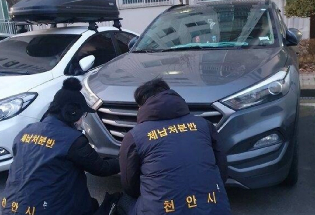 충남 천안시 관계자들이 체납 차량의 번호판을 영치하고 있다. 천안시 제공