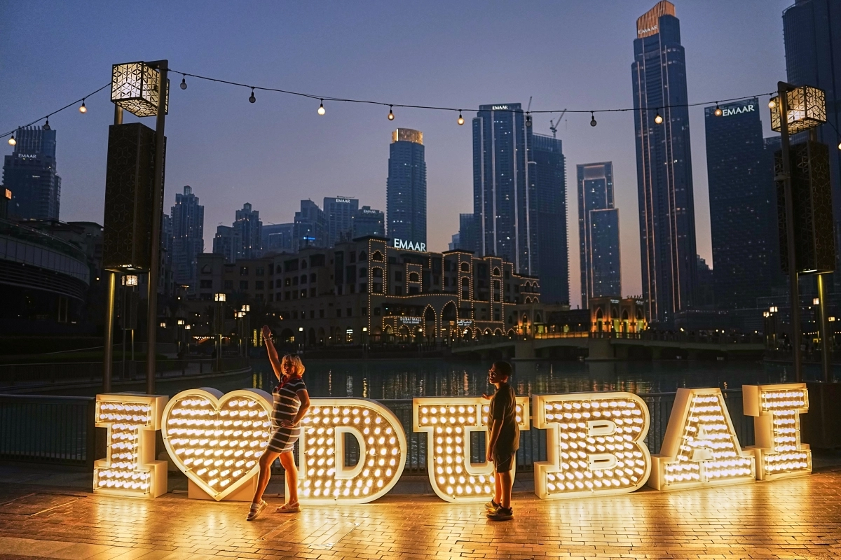 아랍에미리트(UAE) 두바이 시내에 환한 빛을 밝힌 조형물이 보인다. 사진은 기사 내용과 무관함. 2026.9.24 AP 연합뉴스