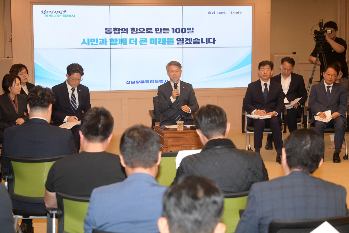 민형배 전남광주통합특별시장이 8일 오전 광주청사 비즈니스룸에서 기자회견을 열고 통합특별시 출범 100일의 성과를 비전을 밝히고 있다. 전남광주통합특별시 제공