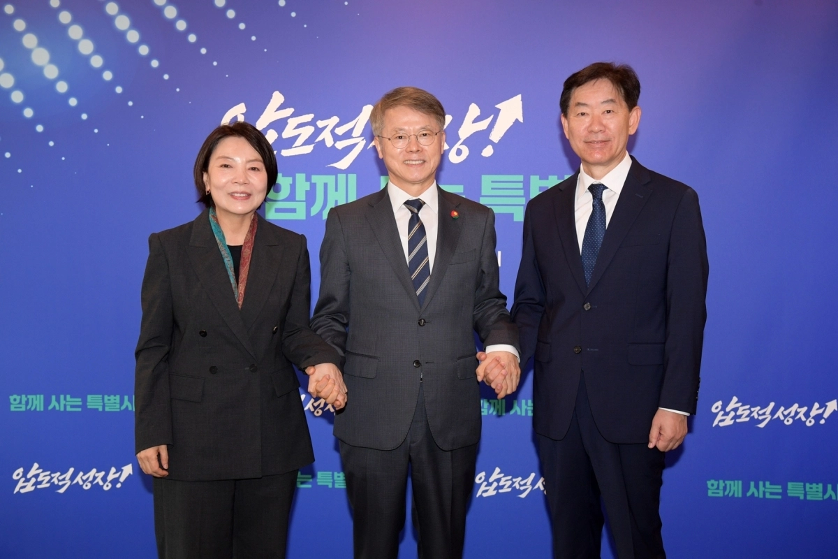 민형배 전남광주통합특별시장(가운데)이 8일 백승주 균형발전부시장(오른쪽)과 윤난실 시민주권부시장에게 임명장을 수여한 뒤 기념촬영하고 있다. 전남광주통합특별시 제공