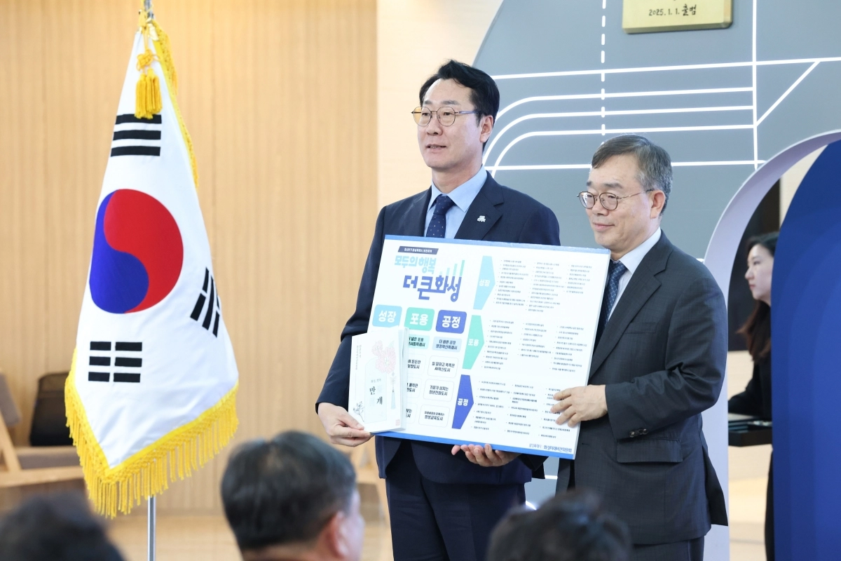 정명근 화성시장이 7월 열린 미래비전위원회 성과보고 및 해단식에서 시의 시정 가치를 설명하고 있다. 화성시 제공