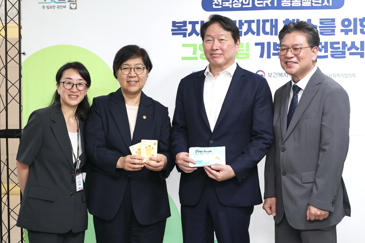 정은경 보건복지부 장관(왼쪽 두 번째)과 최태원 대한상공회의소 회장(오른쪽 두 번째)이 ‘그냥드림’에 비치된 화성특례시 공공생리대를 함께 들고 있다. 화성시 제공