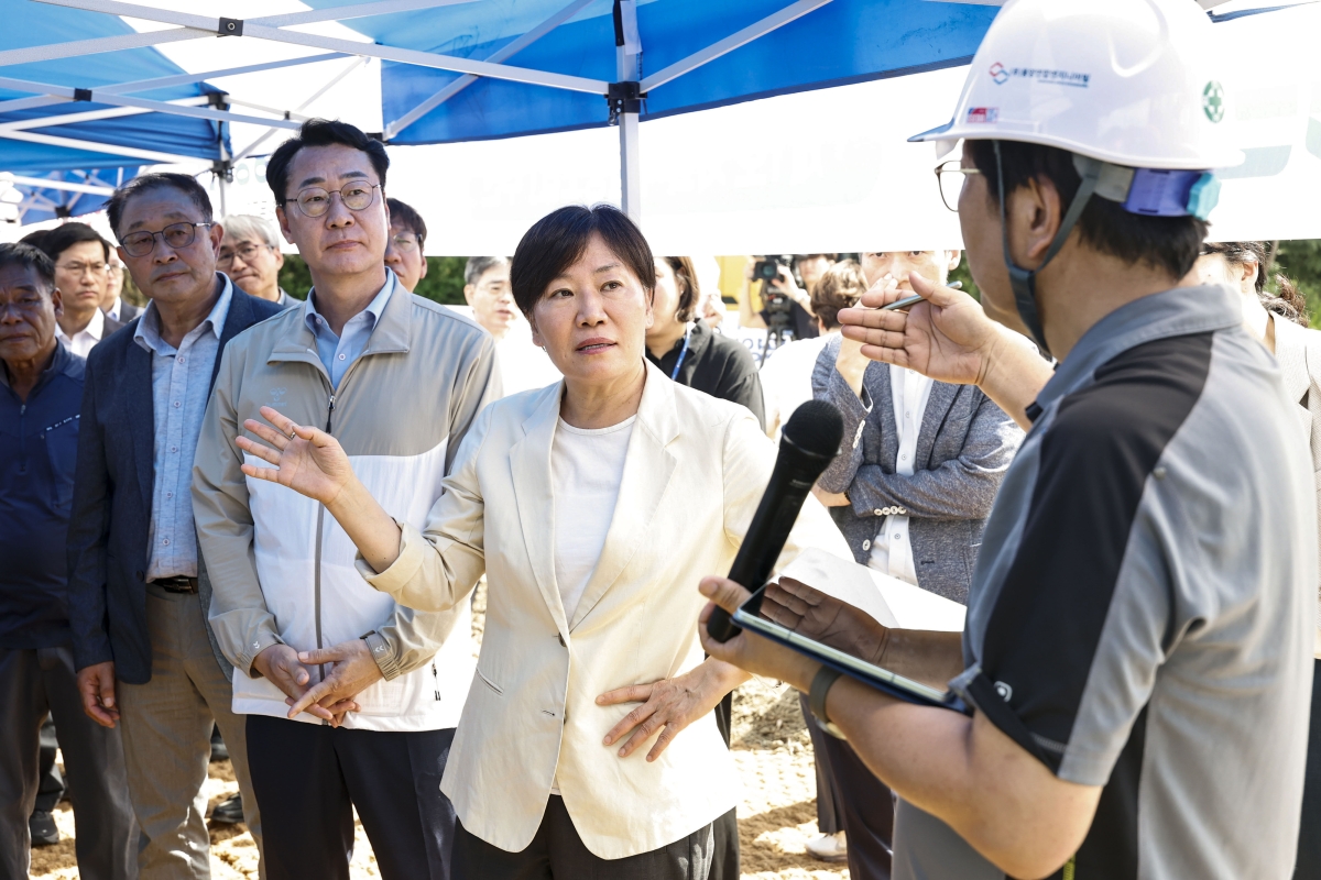 정명근 화성시장과 송미령 농식품부 장관이 2026 수도권 영농형태양광 시범조성 사업 착공식 현장을 찾아 관계자로부터 현황보고를 받고 있다. 화성시 제공
