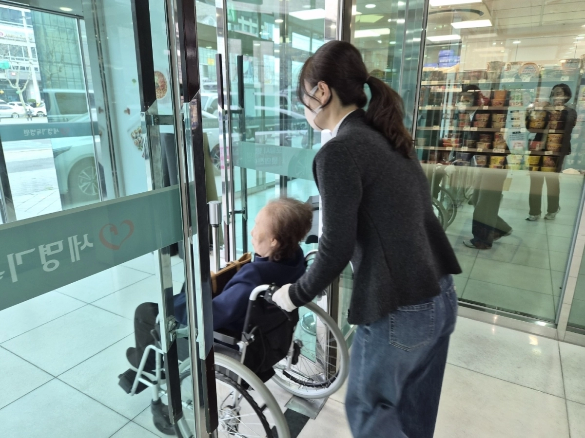 통합돌봄 시행 이후 경북 포항시가 실시하고 있는 병원안심동행. 포항시 제공