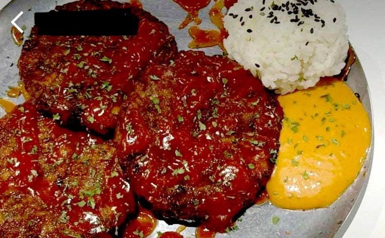 전남광주의 한 술집에서 내놓은 ‘피 떡갈비’ 메뉴 이미지. 극우 성향 온라인 커뮤니티에서 사용되는 5·18민주화운동 희생자 비하 표현인 것으로 알려져 논란이 일었다. 스레드 캡처