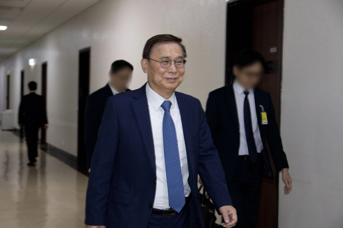 이종석 국가정보원장이 30일 국회 정보위 전체회의를 마친 뒤 회의장을 나서고 있다. 국회사진기자단