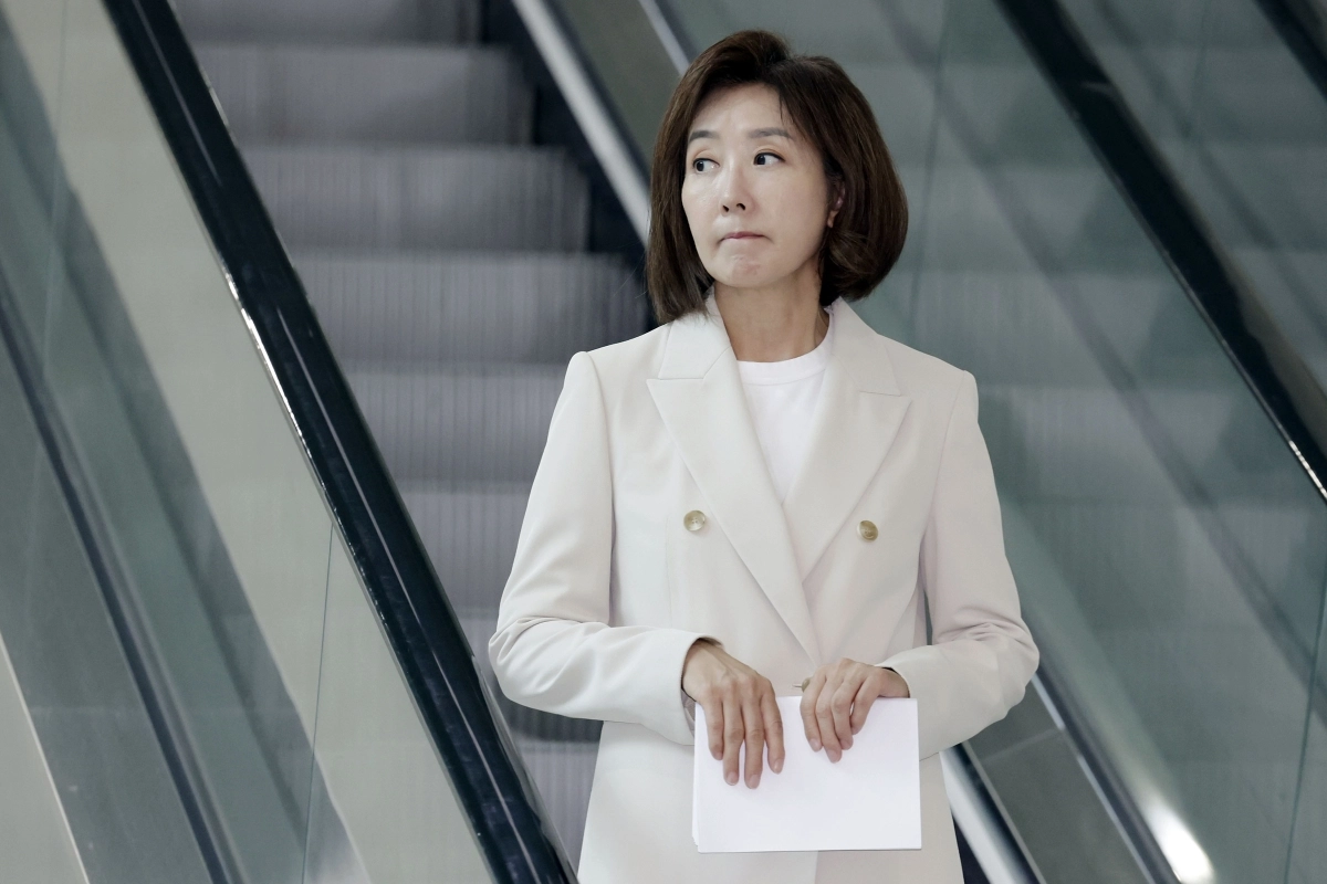 나경원 국민의힘 의원이 25일 서울 여의도 국회에서 서부전선 비무장지대(DMZ)에서 발생한 지뢰 추정 폭발 사고 관련 즉각 조사를 촉구하는 기자회견을 마친 뒤 이동하고 있다. 뉴시스