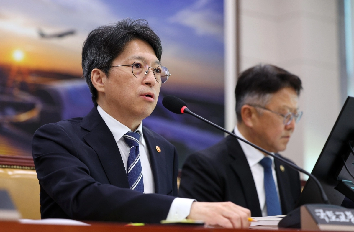 홍지선 국토교통부 장관이 7일 국회에서 열린 국토교통위원회 국정감사(국토교통부 등)에서 의원 질의에 답변하고 있다. 뉴시스