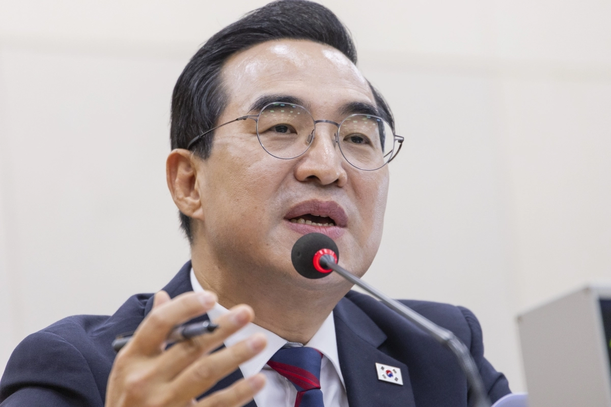 박홍근 기획예산처 장관이 8일 국회에서 열린 재정경제기획위원회 기획예산처 국정감사에서 정부가 계획중인 ‘미래대응기금’을 비판하는 임이자 국민의힘 의원 질의에 답하고 있다. 연합뉴스