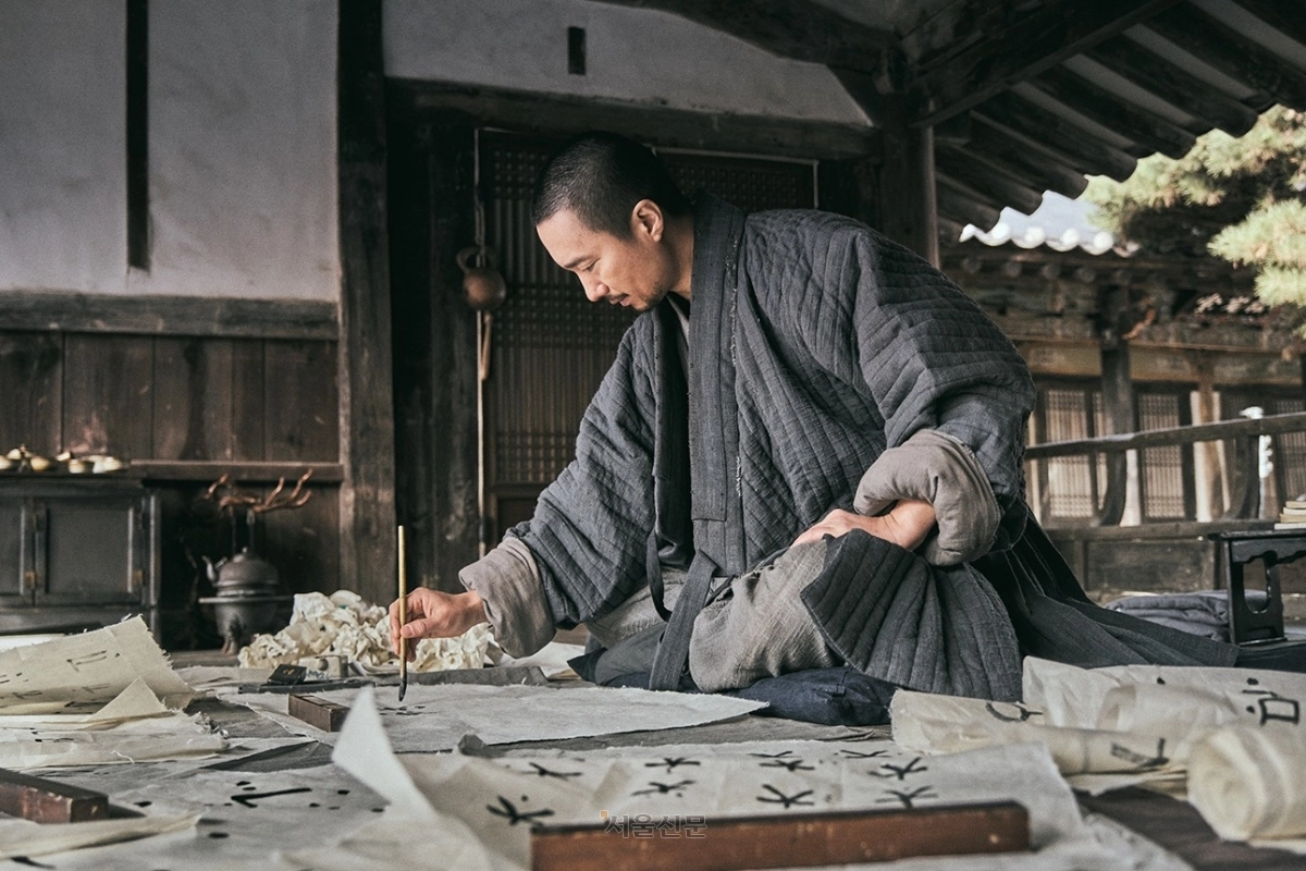영화 ‘나랏말싸미’의 한 장면. 승려 신미(박해일)가 팔만대장경이 보관된 장경판전을 정리하는 모습을 비롯해 해인사가 영화에 등장한다.