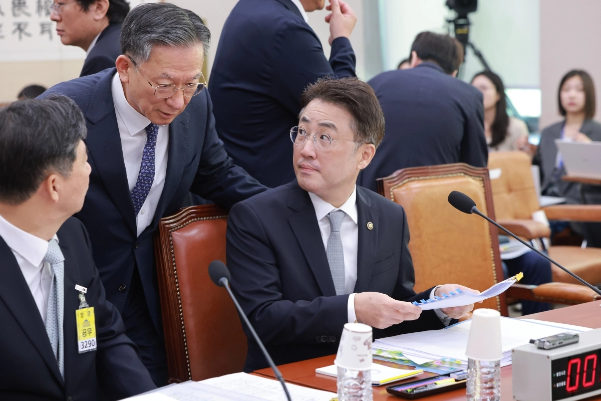 전임 법무부장관을 지낸 정성호 더불어민주당 의원이 8일 오전 국회 법제사법위원회 국정감사 시작에 앞서 이진수 법무부장관 직무대행 겸 차관과 대화하고 있다. 연합뉴스