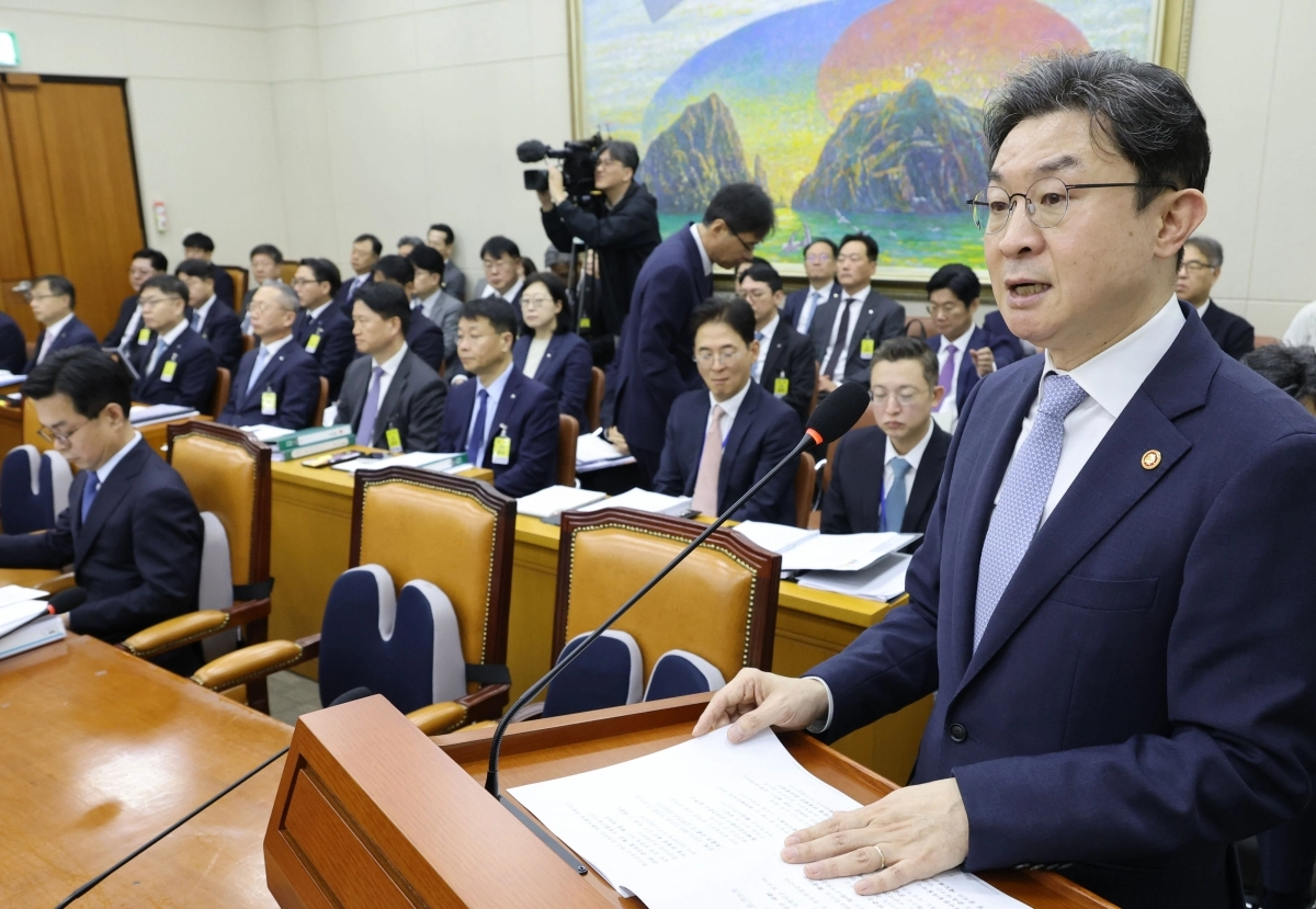 이억원(오른쪽) 금융위원장이 8일 국회에서 열린 정무위원회 국정감사에서 모두발언을 하고 있다. 이 위원장은 최근 금융권 인공지능(AI) 에이전트 해킹 사고와 관련해 “우리의 대응방식이 아주 기본적인 부분도 굉장히 미흡하다”고 말했다. 연합뉴스