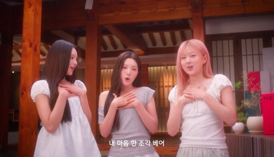 그룹 앳하트 멤버 나현(왼쪽)·서현(가운데)·봄이 지난 8월 11일 발매된 ‘내 마음 한 조각’ 뮤직비디오에서 노래를 부르고 있다. 곡의 가사는 1728년 가객 김천택이 엮은 ‘청구영언’에 실린 시조를 바탕으로 쓰였다. 타이탄콘텐츠 제공