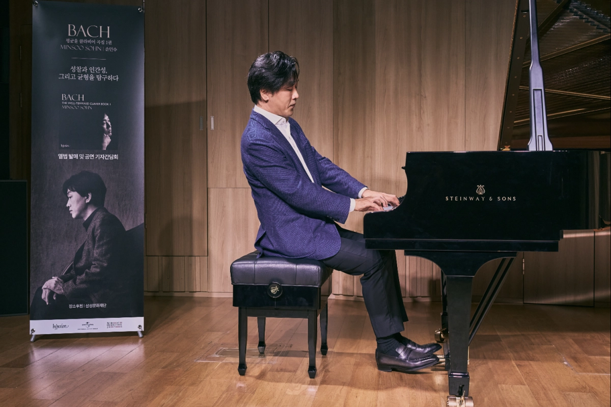 8일 서울 용산구 사운즈S에서 열린 음반 발매 및 월드투어 기념 기자간담회에 손민수 뉴잉글랜드 음악원 교수가 바흐 평균율 ‘전주곡과 푸가’ 1번을 연주하고 있다. 목프로덕션 제공
