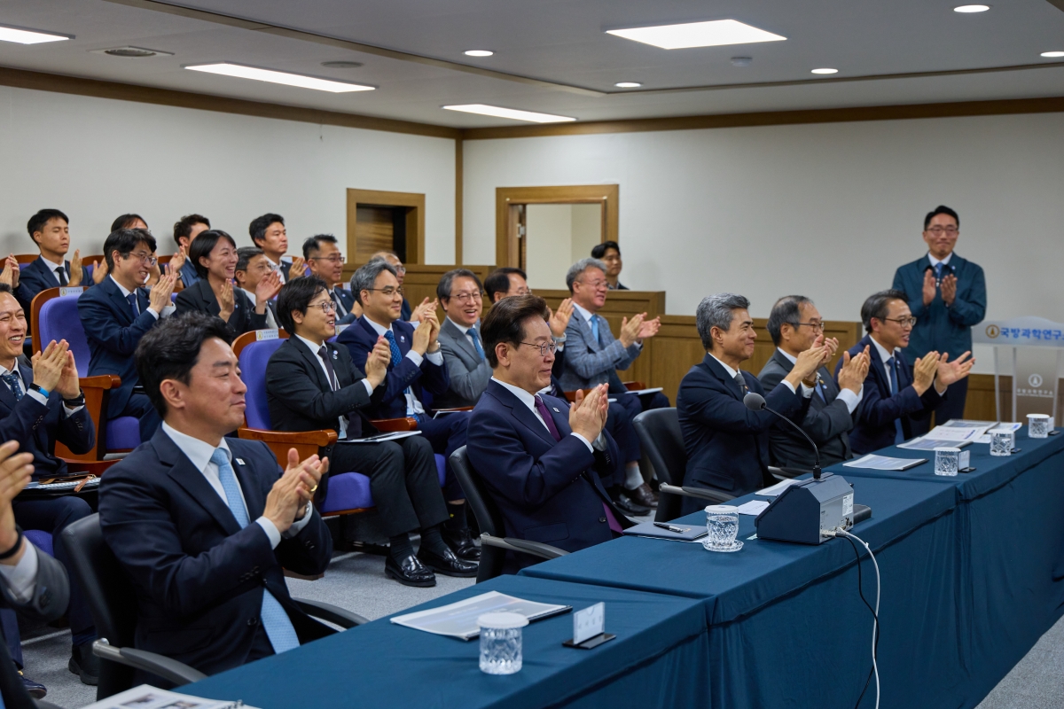 이재명 대통령이 8일 대전 국방과학연구소에서 우리 기술로 연구개발 중인 극초음속 활공비행체(HGV)의 최초 시험발사를 참관하던 중 참석자들과 함께 발사 성공을 축하하며 박수치고 있다. 맨 앞줄 왼쪽부터 강훈식 대통령비서실장, 이 대통령, 강신철 국방부 장관. 청와대 제공