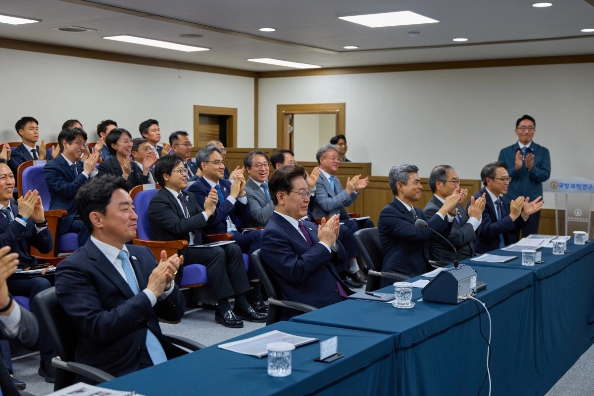 이재명 대통령이 8일 대전 국방과학연구소에서 우리 기술로 연구개발 중인 극초음속 활공비행체(HGV)의 최초 시험발사를 참관하던 중 참석자들과 함께 발사 성공을 축하하며 박수치고 있다. 맨 앞줄 왼쪽부터 강훈식 대통령비서실장, 이 대통령, 강신철 국방부 장관. 청와대 제공