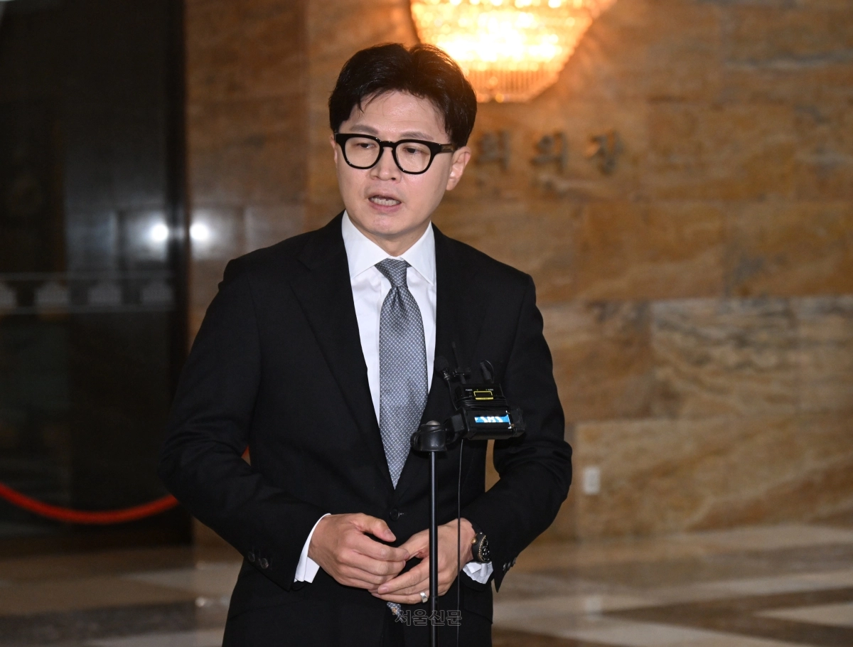 한동훈 무소속 의원이 3일  국회 로텐더홀에서 김승원 법무부장관 후보자 의혹과 관련해 백브리핑을 하고 있다. 2026.9.3 안주영 전문기자