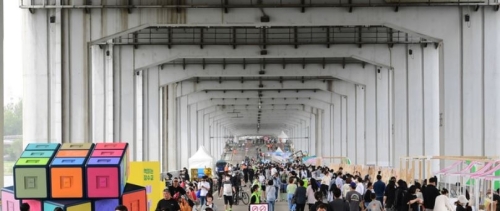 2023년 5월 서울 서초구 잠수교에서 열린 ‘차 없는 잠수교 뚜벅뚜벅 축제’를 찾은 시민들이 휴식을 즐기고 있다. 서울신문 DB