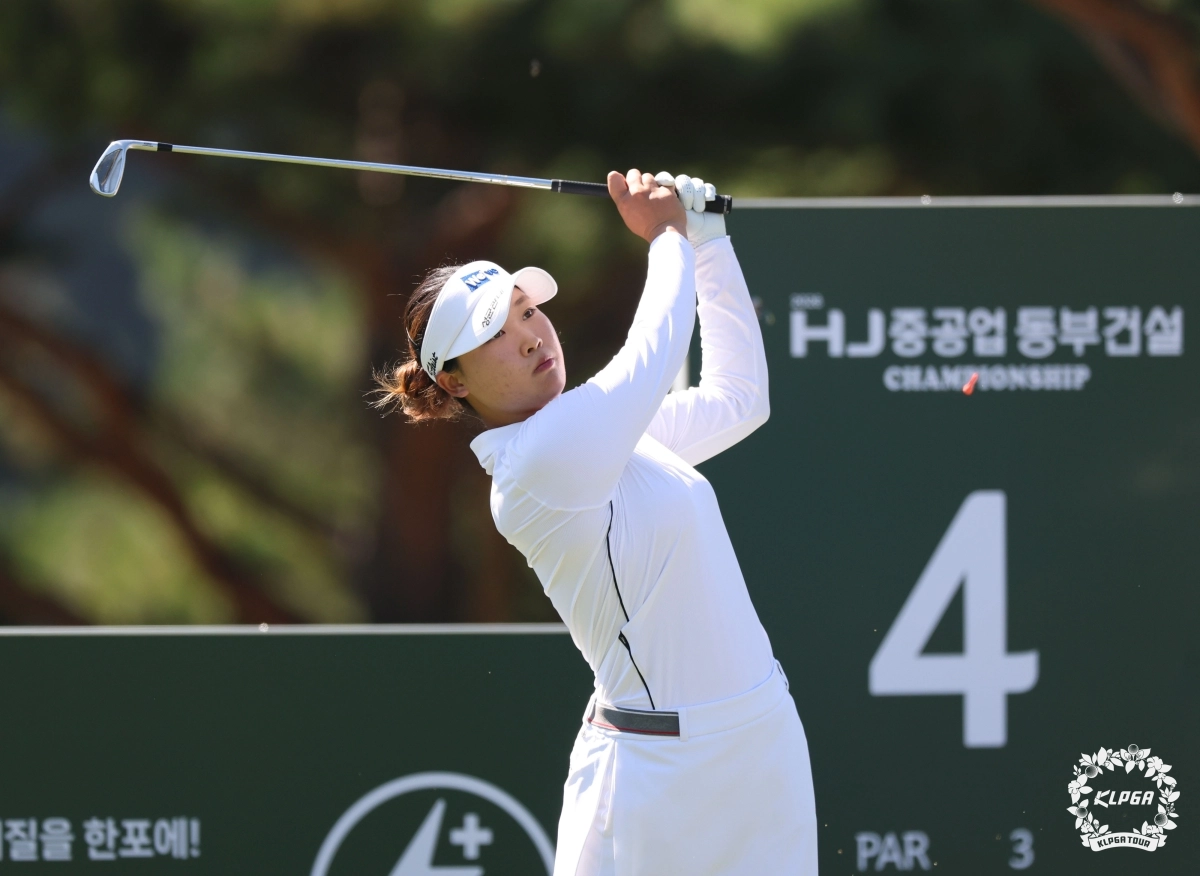 김민솔이 8일 경남 양산시 에이원CC(파72)에서 열린 한국여자프로골프(KLPGA)투어 HJ중공업·동부건설 챔피언십 첫날 4번 홀(파3)에서 아이언으로 티샷하고 있다.﻿  KLPGA 제공
