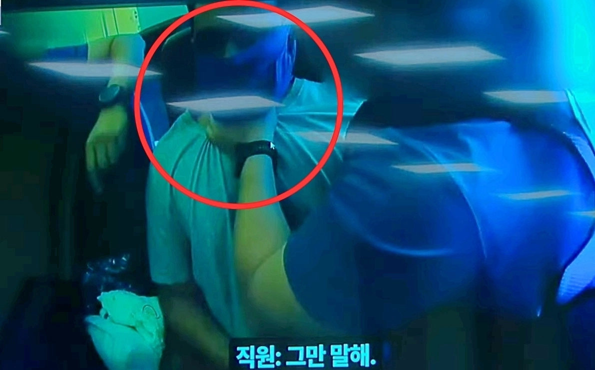 법무부 강제송환 과정 중 가혹행위 장면. 유튜브채널 ‘NATV 국회방송’ 캡처
